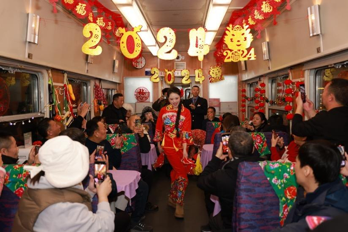 乘客在列车中欣赏表演。资料图片