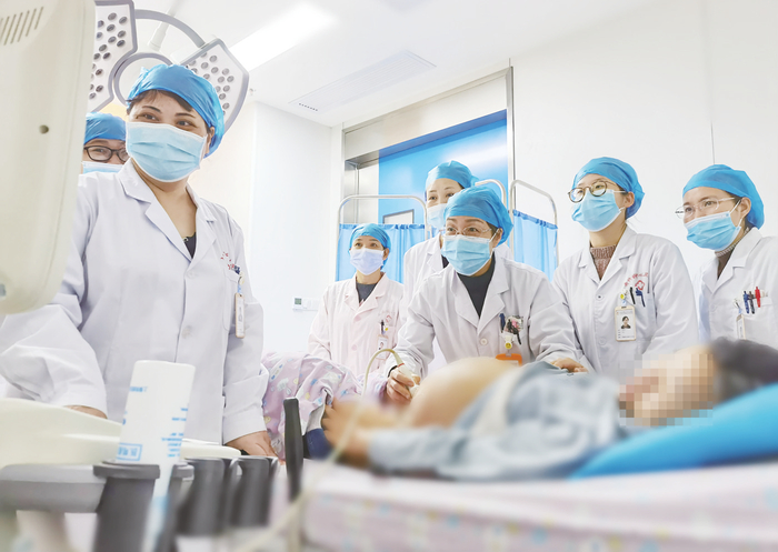     市妇幼产科主任张云燕（左三）和团队成员为孕妇做产检