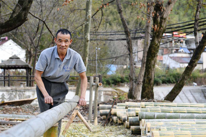 12月9日，在月亮湾村，村民制作漂流用的竹筏。本报记者 徐旻昊 摄
