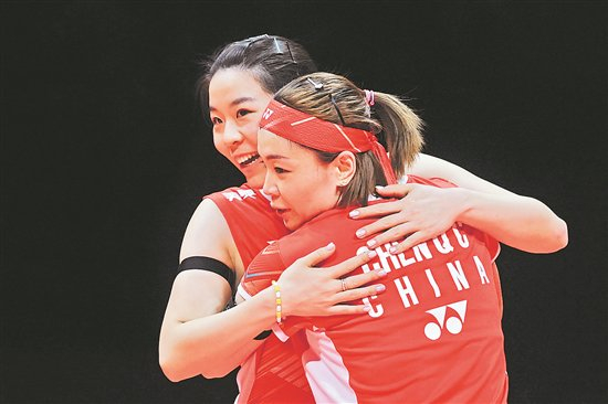 12月17日，陈清晨（右）/贾一凡夺得世界巡回赛总决赛女双冠军。新华社记者 黄宗治 摄