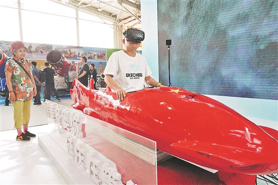 9月15日，观众在2023国际冬季运动（北京）博览会现场通过VR设备体验雪车。 新华社记者 任超 摄