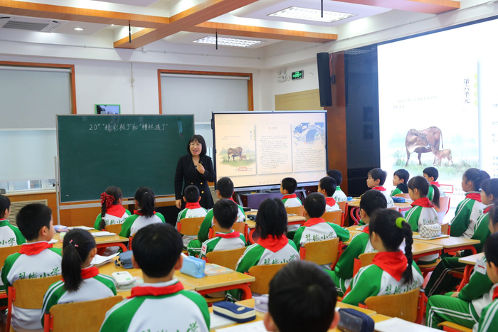 师生课堂展示。学校供图