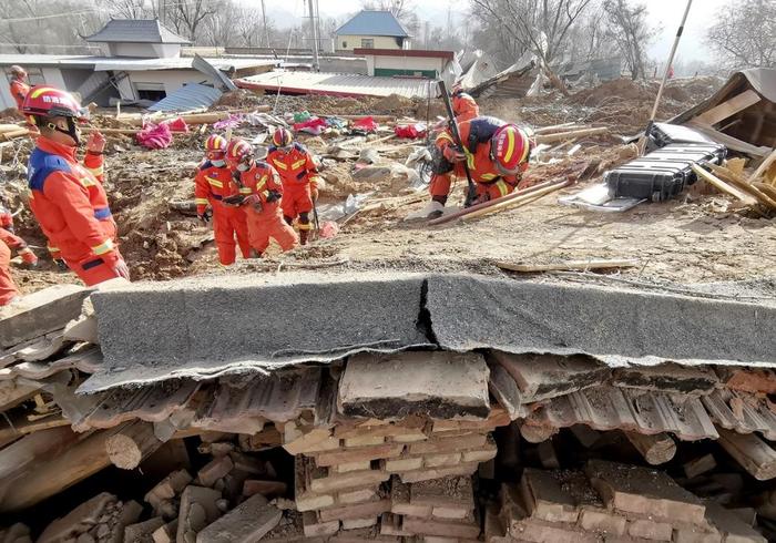 12月19日，救援人员在青海省民和县中川乡美一村进行救援。 新华社记者　张领　摄