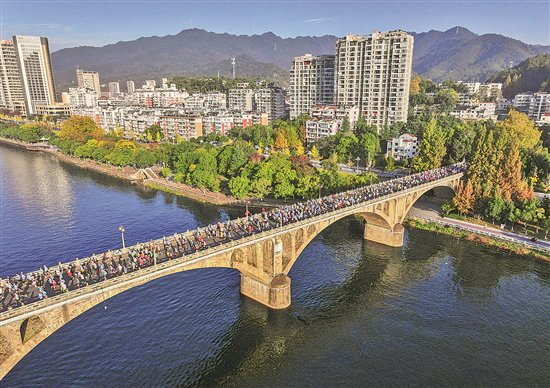 11月19日，参赛选手在浙江建德新安江马拉松赛中经过白沙大桥（无人机照片）。新华社记者徐昱 摄