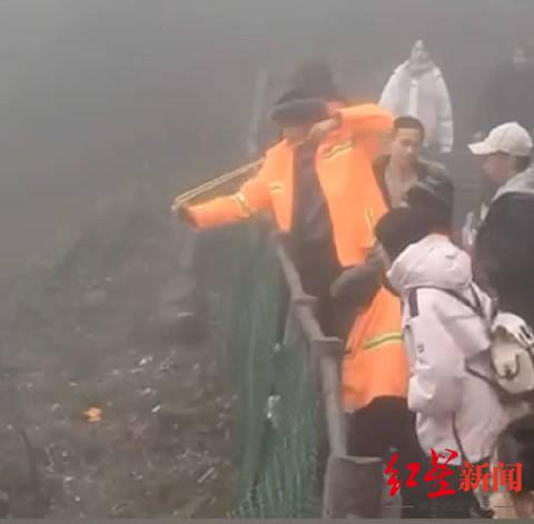 ▲“猴管”用弹弓射猴子视频截图