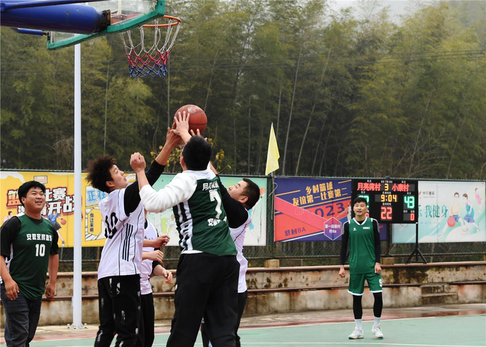 月亮湾村与小康村举行篮球友谊赛。本报记者 徐旻昊摄