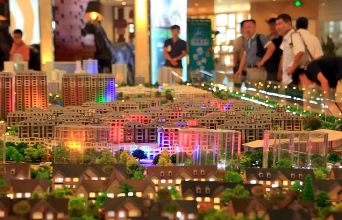 市民在一家房地产楼盘选房购房（图|视觉中国）