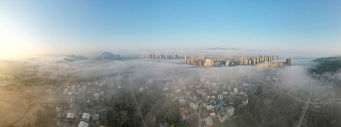 11月28日在广西柳州市融安县拍摄的平流雾景观。新华社发（谭克兴摄）