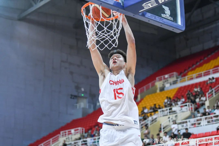 杨瀚森代表国青队参赛并扣篮。图/青岛国信海天篮球俱乐部