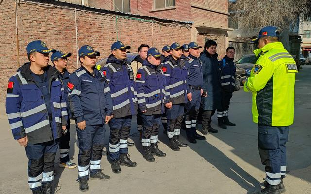 12月19日，震源中心甘肃积石山县大河家镇，兰州山河救援队队员正在集合。受访者供图