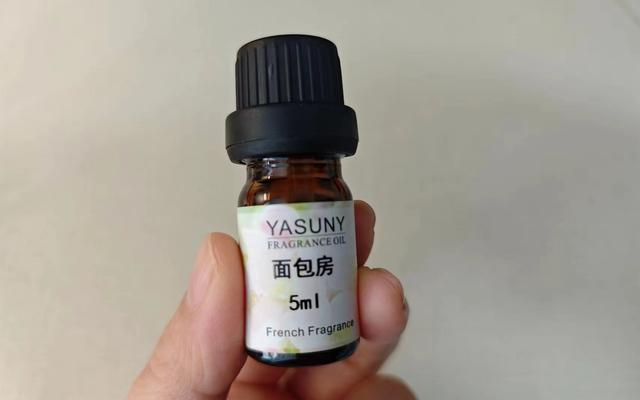 “Yasuny”品牌面包房香薰精油。 新京报首席记者 郭铁 摄