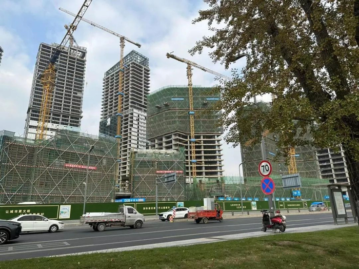 （建设中的天府国际基金小镇二期，地产媒体称这里的建设是为了“举办大型国际会议提供功能配套”）