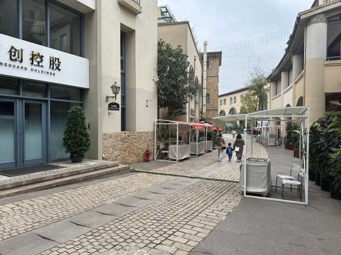 （万创控股的办公室外景，这里在周末会变成创意市集）