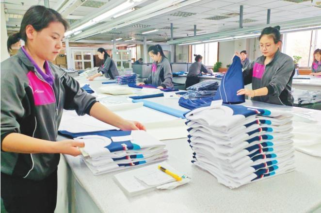         辽阳富华服装有限公司员工在成品车间检验打包。本报记者  严佩鑫  摄