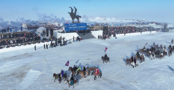 内蒙古自治区第二十届冰雪那达慕在呼伦贝尔市盛大开幕。 李新军 摄