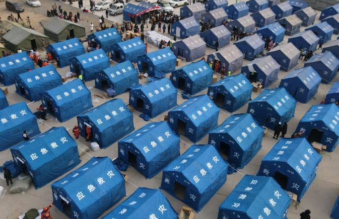 12月19日拍摄的积石山县大河家镇大河村安置点