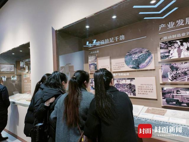 达州市民进馆观展。谢杰 摄