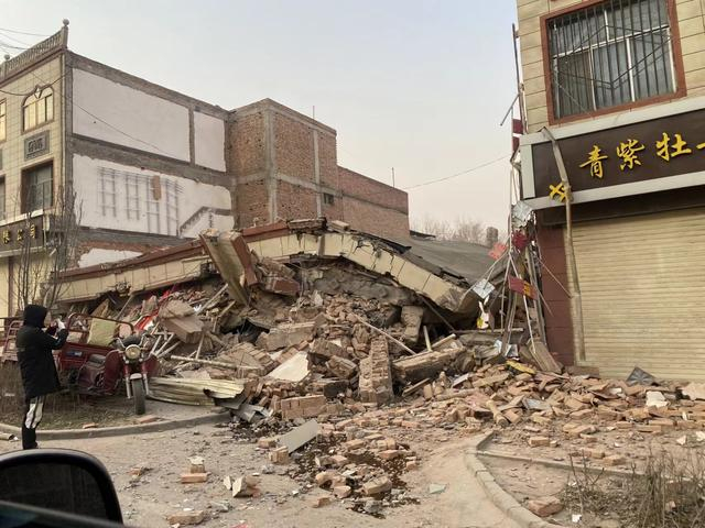 12月19日，大河家镇房屋倒塌现场。受访者供图