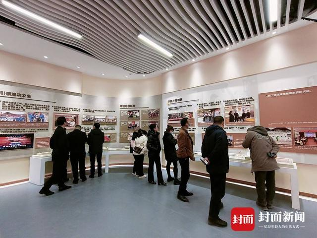 工会会员在馆内观展。谢杰 摄