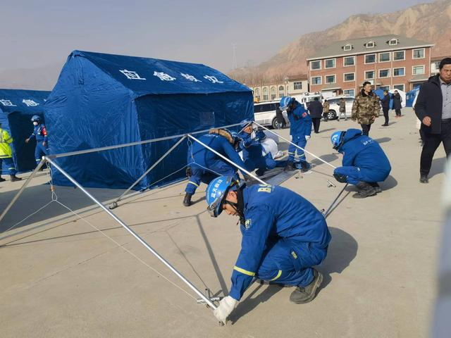 12月19日，甘肃蓝天救援队在搭建帐篷。受访者供图