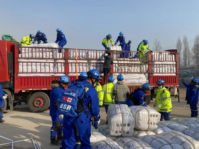 12月19日，大河家镇安置点，周亚东和队友们一起搬运帐篷和被褥。受访者供图