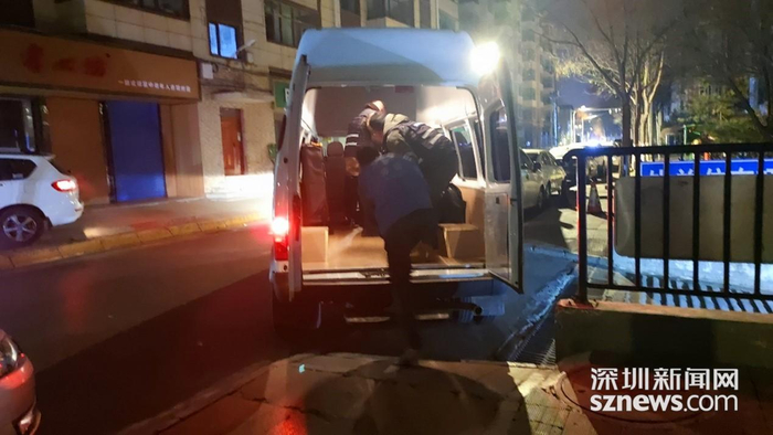 壹基金西宁备灾仓库凌晨物资装车。（壹基金供图）