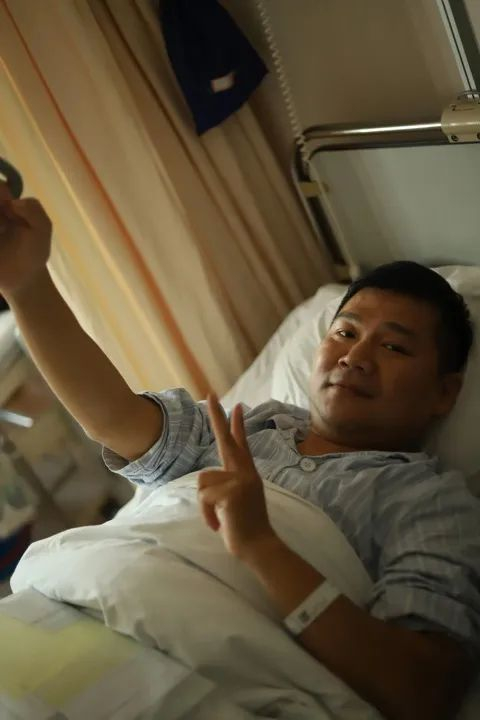向建军手术后在病床上。程栗  摄