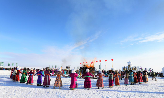 在无垠雪原，大家点燃篝火跳起舞，体验冰雪狂欢。李新军 摄