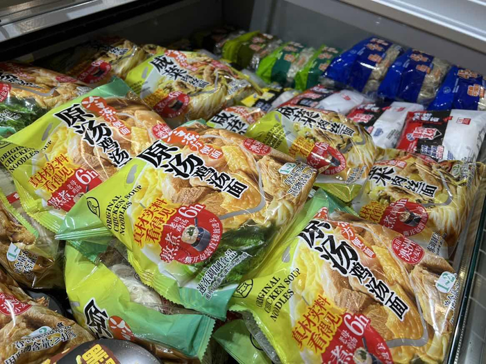 盒马推出不用加水、没有料包、配料表更“干净”的方便面。