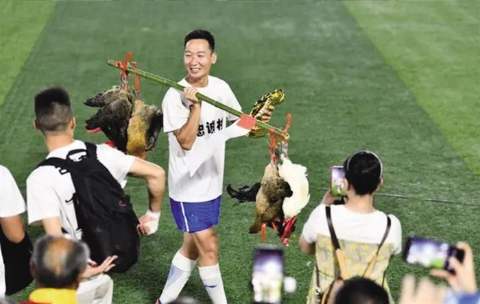     7月29日，忠诚村足球队球员董永恒展示“村超”最佳射手奖品——榕江小香鸡。 新华社记者 杨文斌 摄