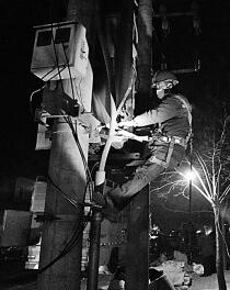 　　12月19日，在甘肃临夏州积石山县中西医结合医院门口，电力部门工作人员抢修电力设施。新华社记者 马希平摄