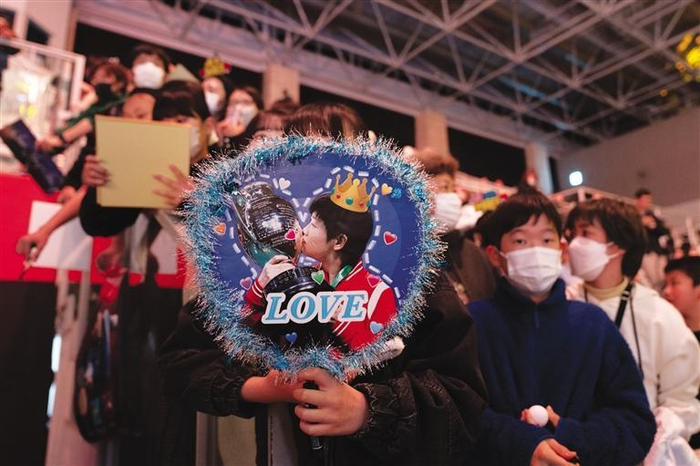     比赛现场的孙颖莎球迷 新华社记者 张笑宇 摄