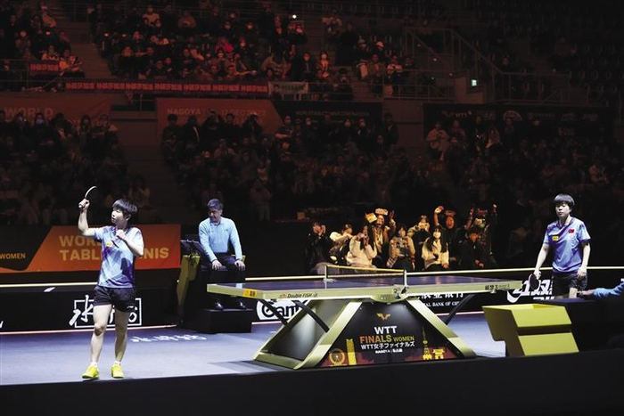     孙颖莎（左）在夺冠后庆祝 新华社记者 张笑宇 摄