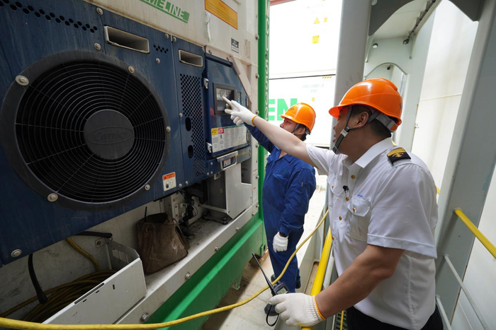 王林和船员检查冷链设备运转情况 海外网 谢明/摄