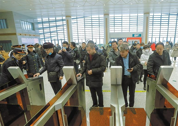 12月18日，津兴城际铁路开通首日，永清东站内乘客在闸机口检票准备乘坐G8842次列车前往大兴机场站。记者 陈童 摄