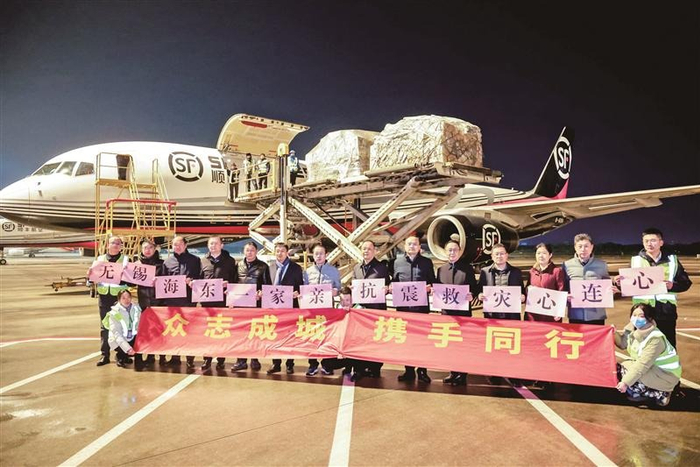 带着无锡人民对灾区同胞的关爱，满载救灾物资的飞机连夜起飞。 （吕枫 摄）