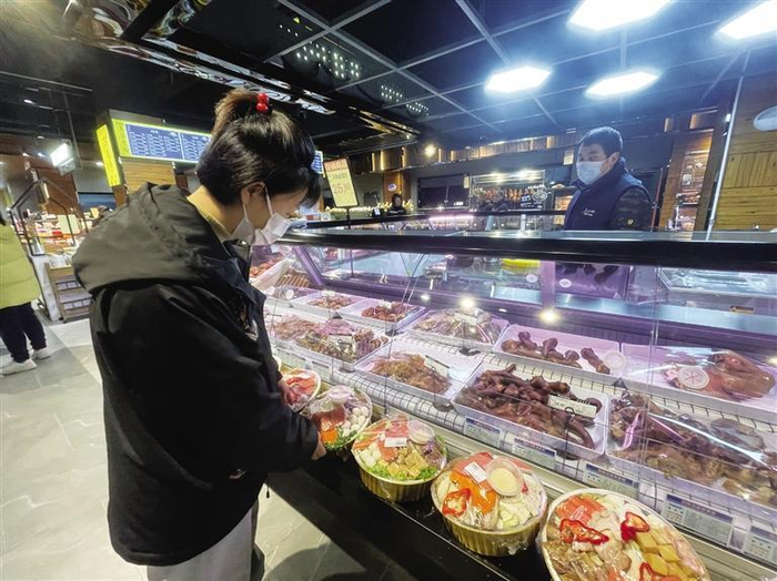 市民选购暖锅食材