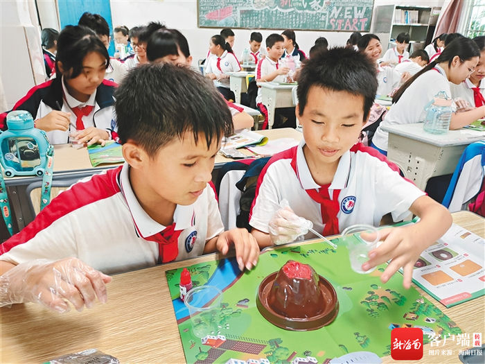 在线上直播科学课教师的指导下，澄迈县马村学校学生开展科学小实验。受访者供图