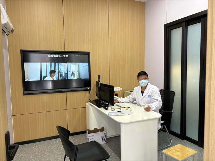 村里的值班医生在线上连接三甲医院的医生对患者进行会诊.