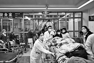 　　12月19日，一名地震伤员在青海省海东市民和回族土族自治县人民医院接受救治。 新华社记者 张宏祥摄