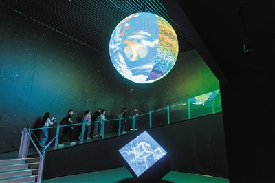 8月24日上午，怀柔科学城东区，媒体记者在地球模拟实验室参观。 新京报记者 王子诚 摄