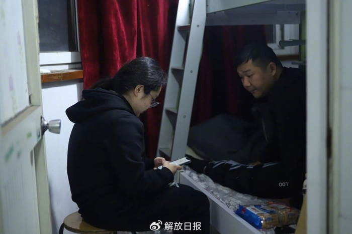 向建军和志愿者在家中。 程栗摄