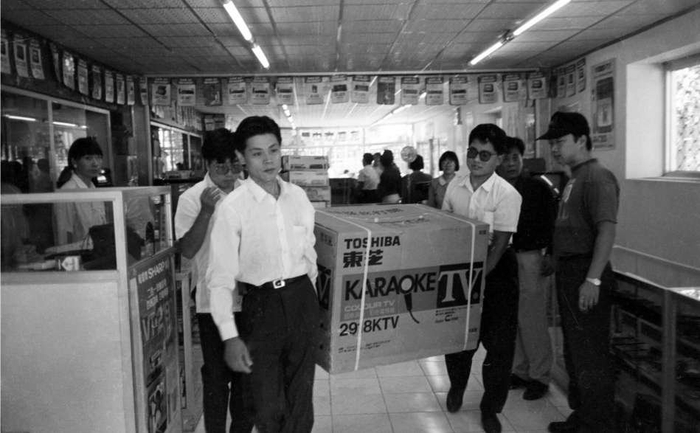 上世纪90年代，市民购买了新彩电。 翟伟摄