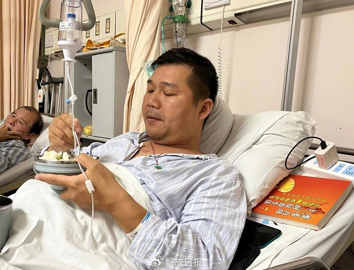 向建军在吃饭。 杨书源  摄