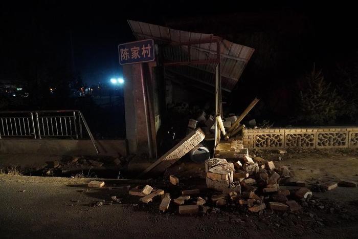 这是12月19日凌晨在积石山县大河家镇陈家村拍摄的一处倒塌的房屋。 新华社记者 马希平 摄