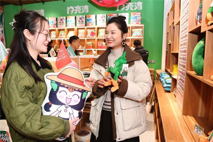 12月11日，游客在泾县月亮湾村的月亮湾玩乐文创店选购文创产品。本报记者 徐旻昊 摄