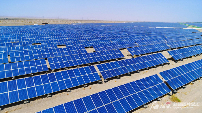 2023年7月19日，戈壁上的柯坪县光伏产业园区蔚为壮观。刘勇杰摄