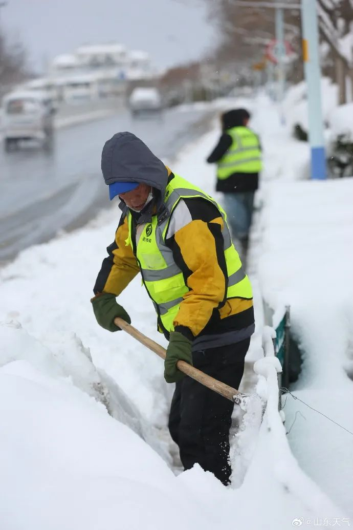 威海环卫在清雪