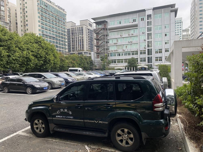 省直工交大院停车场内没有设置新能源汽车充电设施。