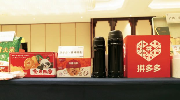 热销的县域农产品、制造业名特产在活动中吸引了众人目光。肖功浩 摄